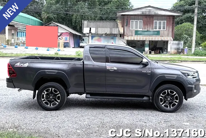 Toyota Hilux in Gray for Sale Image 5